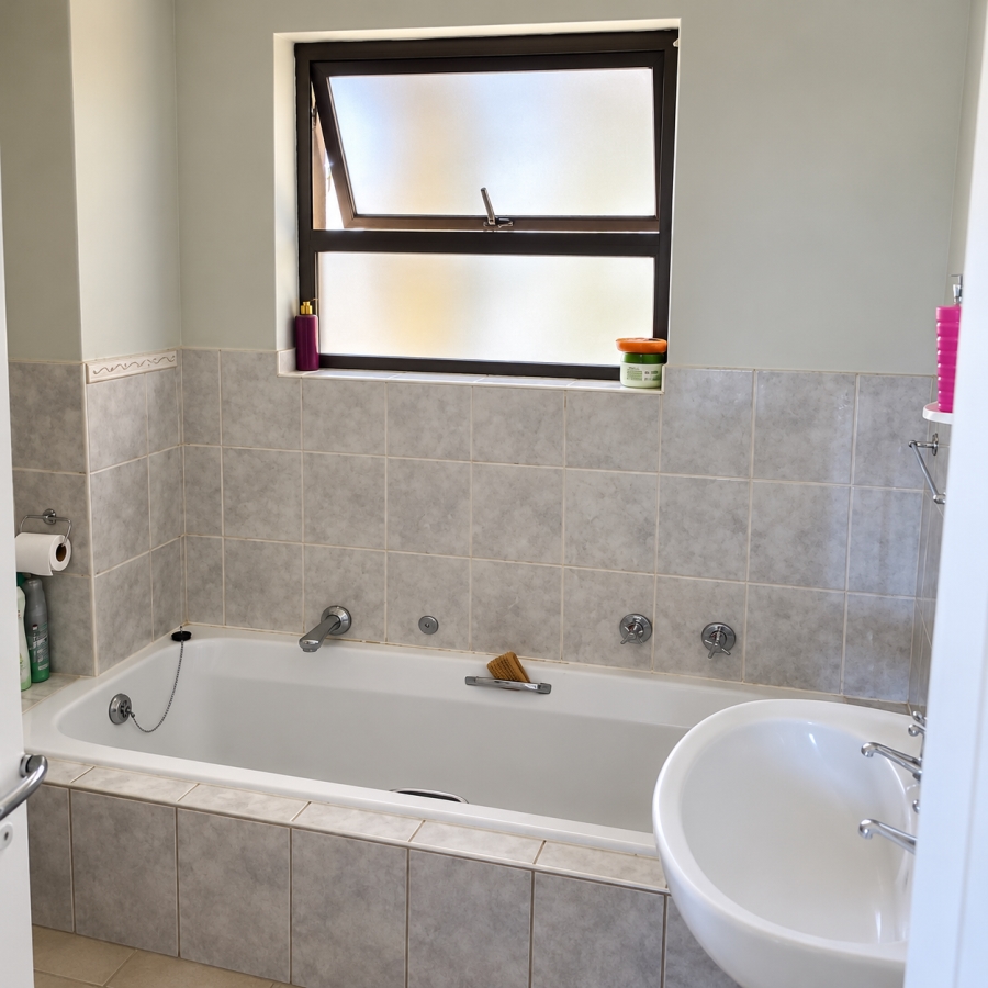 To Let 2 Bedroom Property for Rent in Guldenland Western Cape